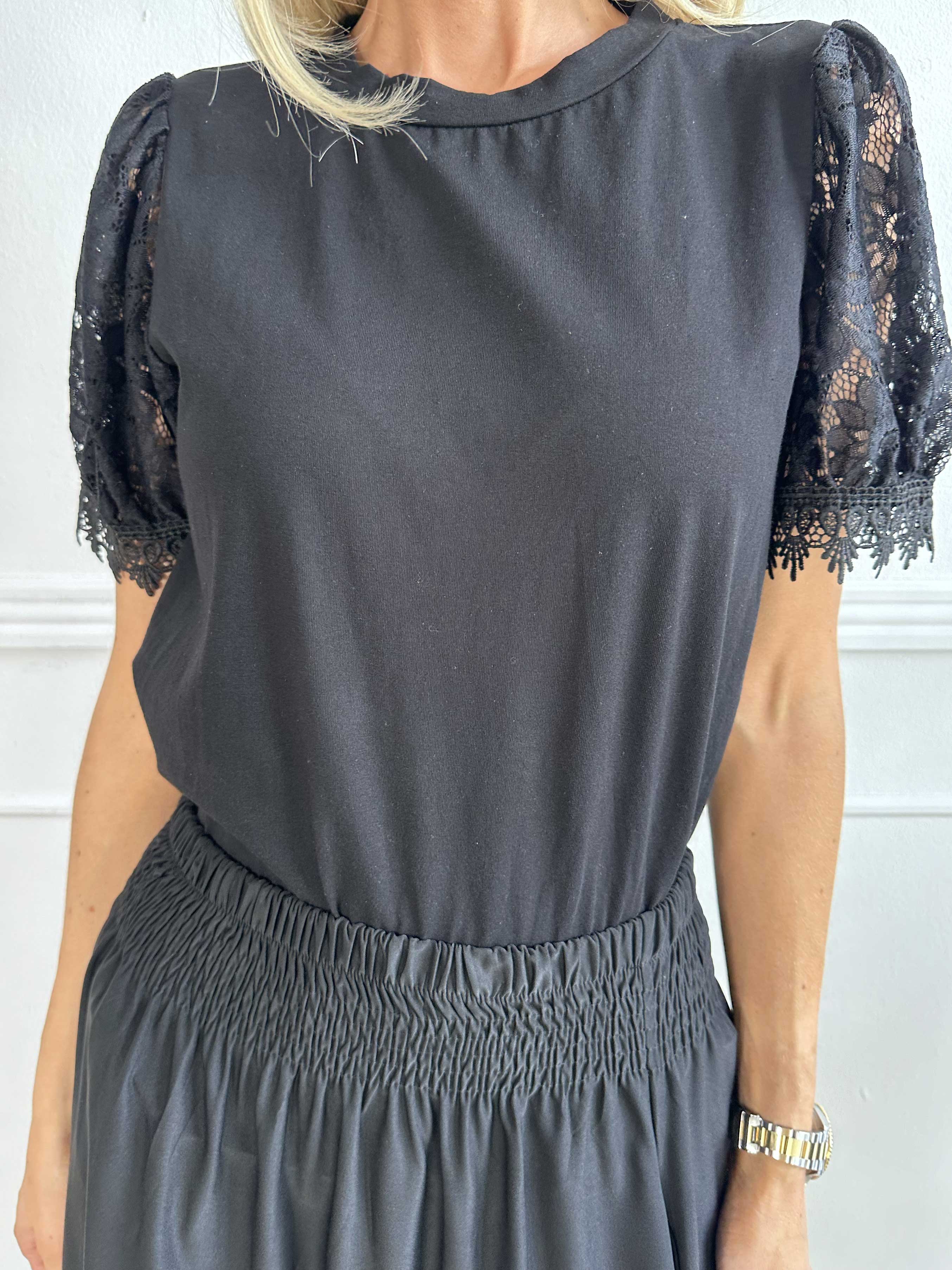 Nadine - T-shirt med fine blondeærmer